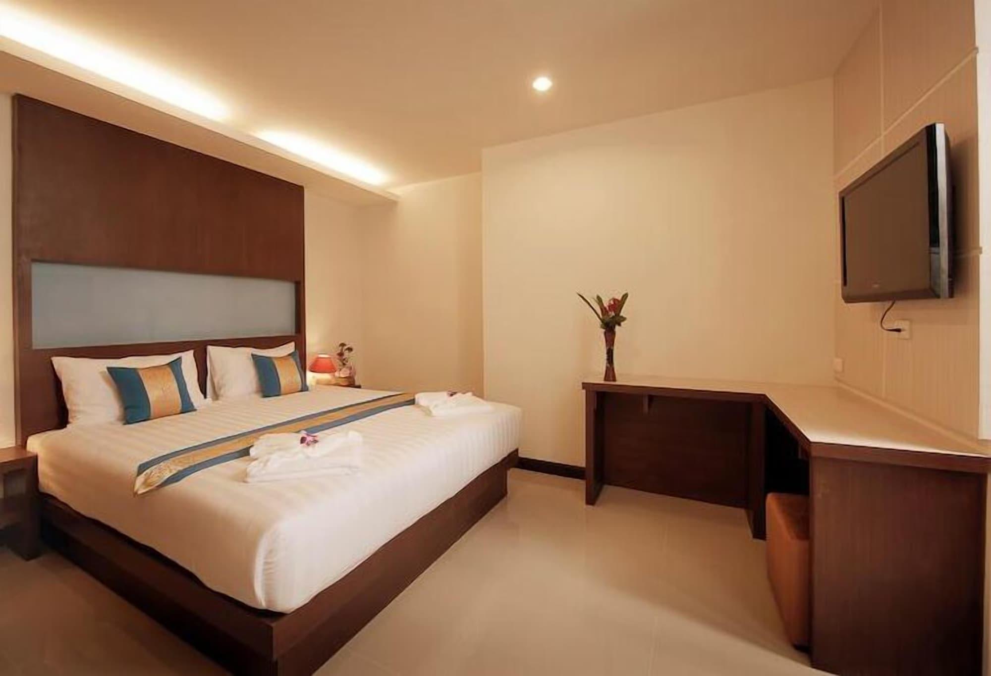 Tuana Blue Sky Patong Hotel Bagian luar foto