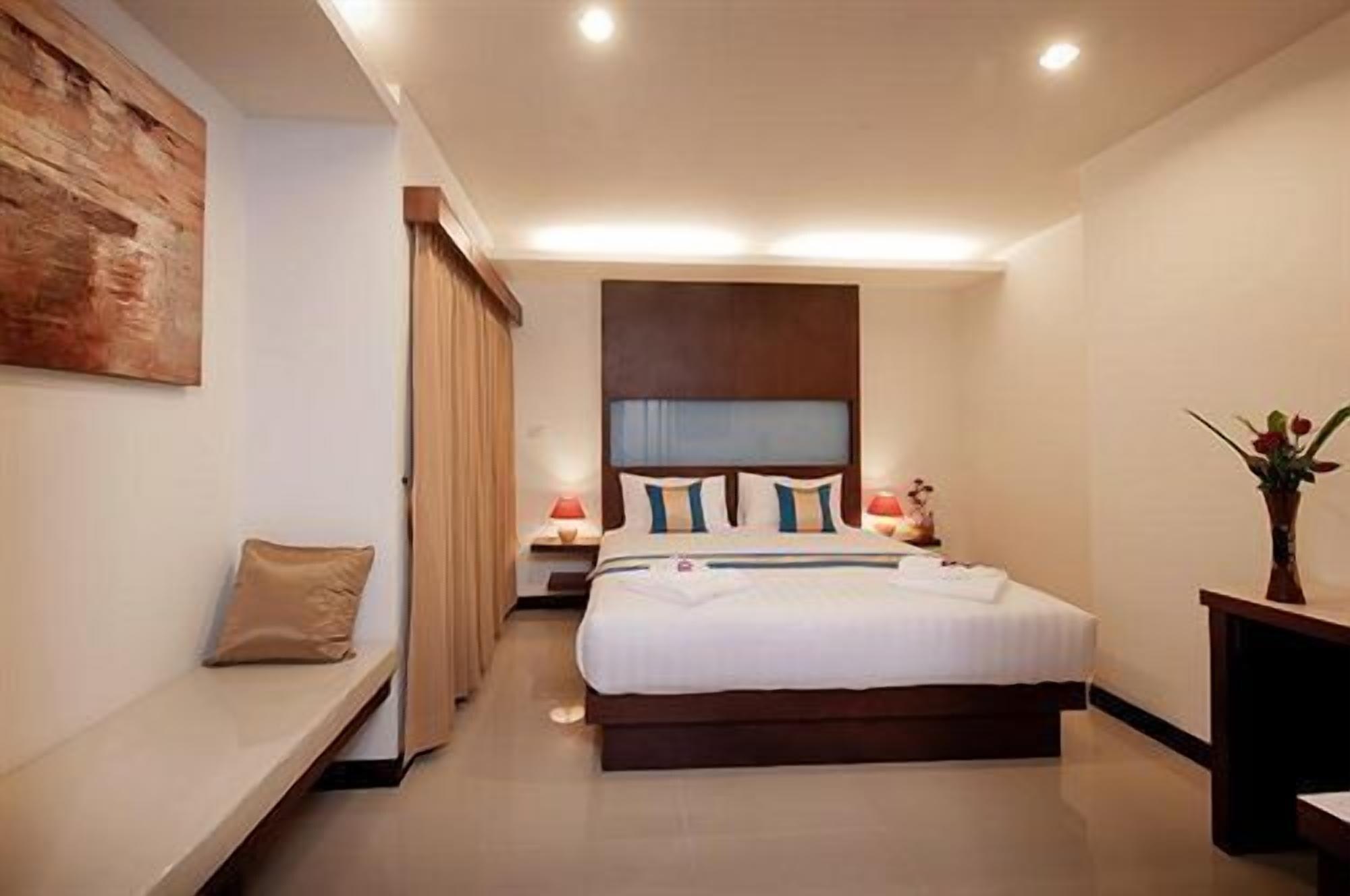 Tuana Blue Sky Patong Hotel Bagian luar foto