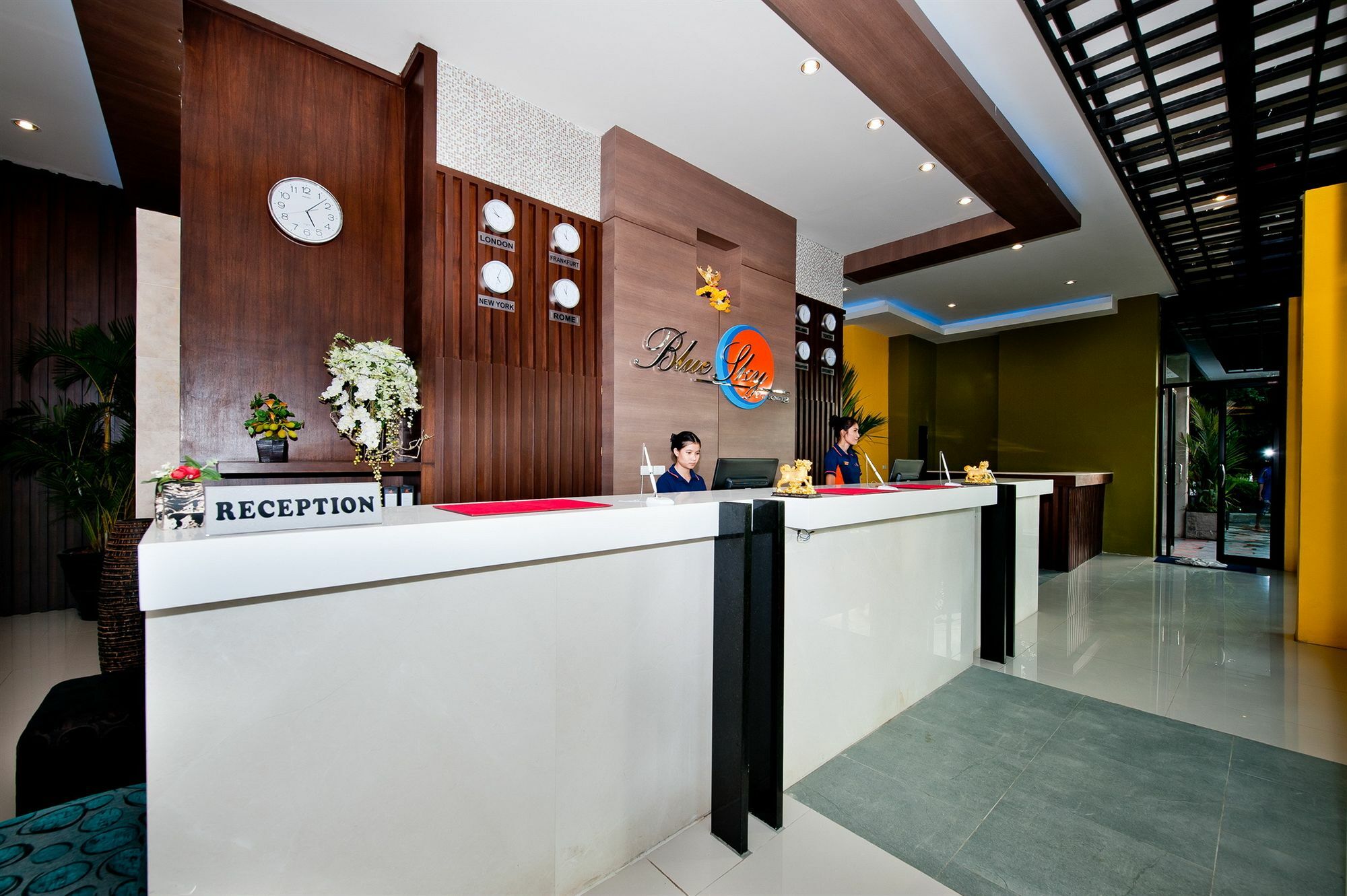 Tuana Blue Sky Patong Hotel Bagian luar foto