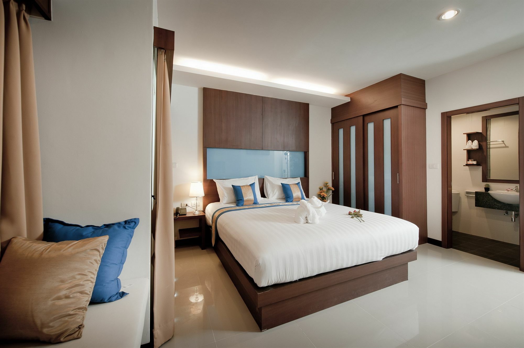 Tuana Blue Sky Patong Hotel Bagian luar foto